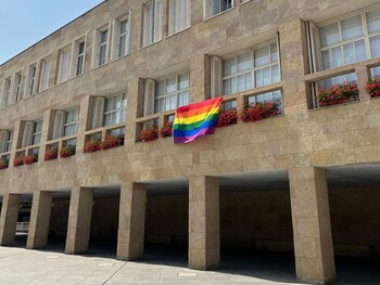 El Ayuntamiento recula y vuelve a colocar la bandera arcoiris