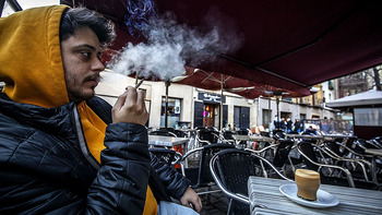 La asociación contra el cáncer defiende no fumar en terrazas