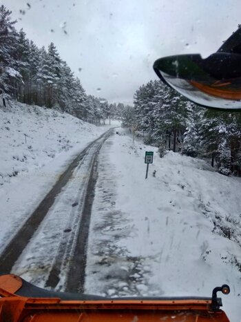 Peña Hincada y Montenegro, con cadenas por nieve en la calzada