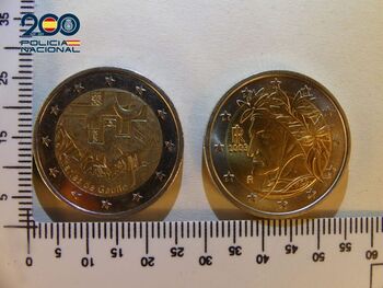 Dos menores detenidos por cambiar monedas de 2 euros falsas