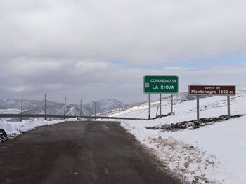 La nieve obliga a circular con cadenas por Montenegro
