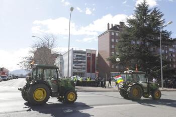 Los tractores dejan MercaRioja camino del centro y de la DOCa
