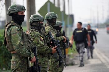 178 funcionarios de prisiones siguen como rehenes en Ecuador