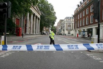 Muere un niño por el ataque con una espada en Londres